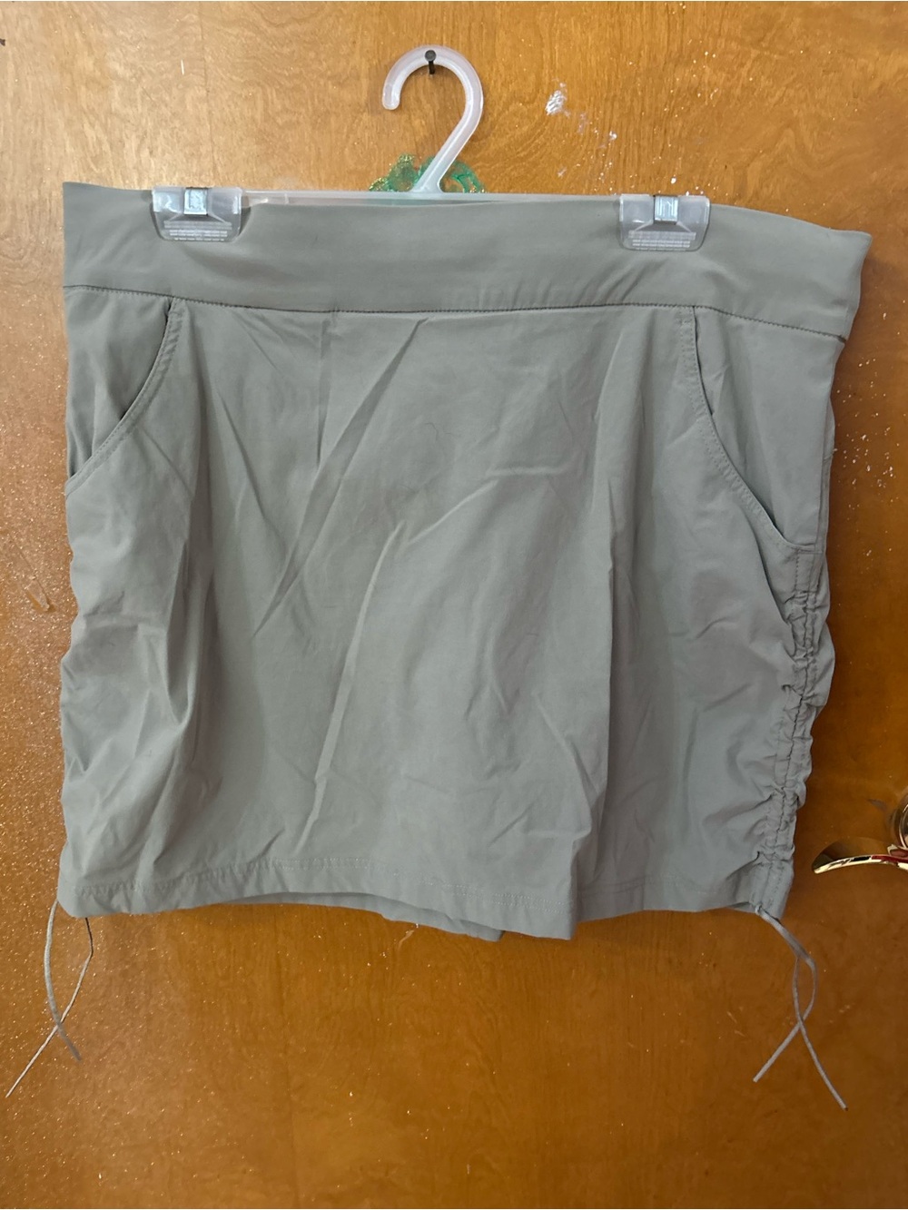 Skort. Xl.  Tan by Columbia.